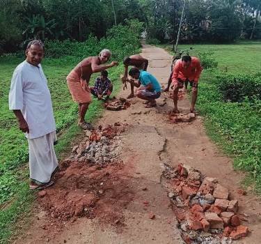 ଦୀର୍ଘଦିନ ଧରି ନିର୍ମାଣ କରାଯାଉନାହିଁ ରାସ୍ତା ଖାଲଖମା ରାସ୍ତାକୁ ପୋତିଲେ ଗାଁ ପିଲା