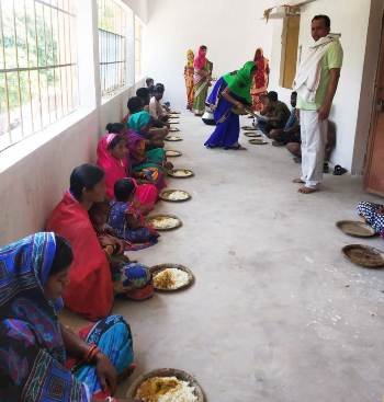 ନିଳୋକ ପଞ୍ଚାୟତରେ ଶ୍ରମିକ ମାନଙ୍କୁ ରନ୍ଧାଖାଦ୍ୟ ଦେଲା ମହିଳା ଗୋଷ୍ଠୀ