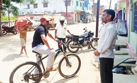 ସାଇକେଲରେ ବୁଲି ଲକ୍ ଡାଉନ୍ ତଦାରଖ କଲେ ଜିଲ୍ଲାପାଳ