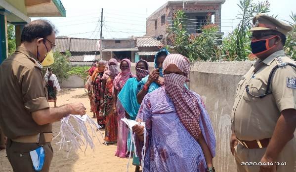 ପୋଲିସ ର ଜନସଚେତନ ଓ ମାସ୍କ ବଣ୍ଟନ