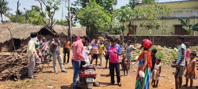 କ୍ୟାଚ୍ ଚାରିଟେବୁଲ ଟ୍ରଷ୍ଟ ପକ୍ଷରୁ ମାସ୍କ ଓ ସାନିଟାଇଜ ବିତରଣ