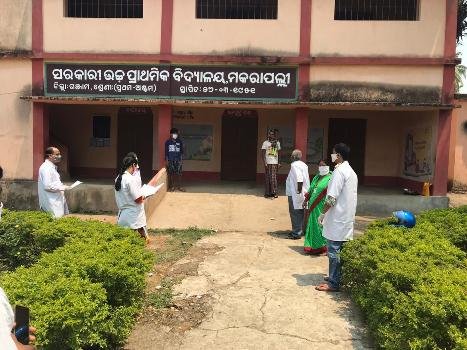 ମାଣିତରା ମେଡିକାଲ ପକ୍ଷରୁ ସଙ୍ଗରୋଧ କେନ୍ଦ୍ର ଓ ଘରକୁ ଘର ସ୍ୱାସ୍ଥ୍ୟ ସେବା