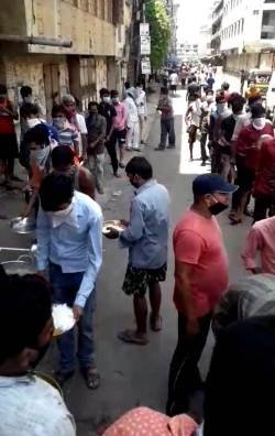 ସୁରାଟ ଓଡ଼ିଆ ସମାଜ ପକ୍ଷରୁ ଦୈନିକ ପାଞ୍ଚ ହଜାରରୁ ଉର୍ଦ୍ଧ୍ବଙ୍କୁ ଦୁଇ ଥର ଗରମ ରନ୍ଧାଖାଦ୍ୟ