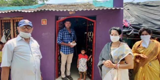 ୧୨୦ ସଫେଇ କର୍ମଚାରୀଙ୍କ ପରିବାରକୁ ବିଜେଡି ମହିଳା ସଭାନେତ୍ରୀ ମାସ୍କ,ସାନିଟାଇଜର ଓ ରନ୍ଧାଖାଦ୍ୟ ପ୍ରଦାନ କଲେ