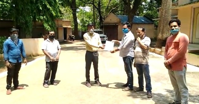 ଘୁମୁସର ଫୋଟୋଗ୍ରାଫର ସଂଘ ପକ୍ଷରୁ ଭଞ୍ଜନଗର ଉପଜିଲ୍ଲାପାଳ ଙ୍କୁ ଦାବି ପତ୍ର