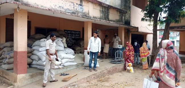 କଳମ୍ବ ପଞ୍ଚାୟତରେ ପିଡ଼ିଏସ ସାମଗ୍ରୀ ବଣ୍ଟନ