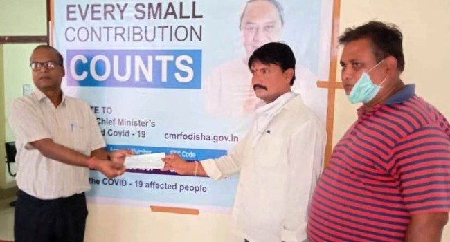 ଗଜପତି ବିଜେଡି ଜିଲ୍ଲା ଯୁବ ସଭାପତି ମୁଖ୍ୟମନ୍ତ୍ରୀଙ୍କ ରିଲିଫ୍ ପାଣ୍ଠିକୁ ୫୦ ହଜାର ୪ଶହ ଟଙ୍କା ପ୍ରଦାନ