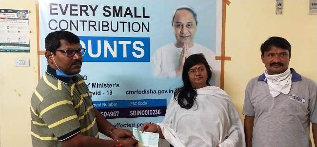 ପାରଳା ଯୁବରାଣୀ ମୁଖ୍ୟମନ୍ତ୍ରୀଙ୍କ ରିଲିଫ୍ ପାଣ୍ଠିକୁ ଚେକ୍ ପ୍ରଦାନ