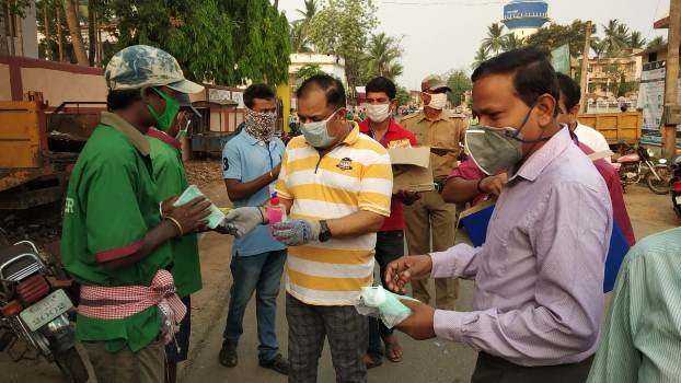 ପୌରପାଳିକାର ସମସ୍ତ ସପେଂଇ କର୍ମଚାରୀଙ୍କୁ ହ୍ୟାଣ୍ଡୱାସ, ମାସ୍କ ଓ ଖାଦ୍ୟ ପୁଡିଆ ବଂଟନ କରିଛନ୍ତି