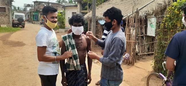 ଶ୍ରୀ ଶ୍ରୀ ରାଧାକୃଷ୍ଣ ପାଠାଗାର ପକ୍ଷରୁ ମାସ୍କ ବଣ୍ଟନ