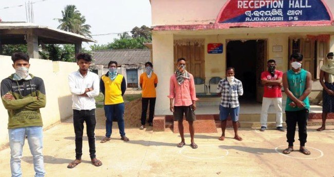 ୪୨ ଲକ୍‌ଡାଉନ୍ ଉଲଂଘନକାରୀଙ୍କୁ ଧରିଲେ ପୋଲିସ