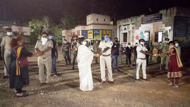 କରୋନାରେ ଲୋକଙ୍କୁ ଅହରହ ସେବା କରୁଥିବା ପୋଲିସ ଯୋଦ୍ଧାଙ୍କୁ ସମ୍ମାନ ଓ ସଲାମ୍