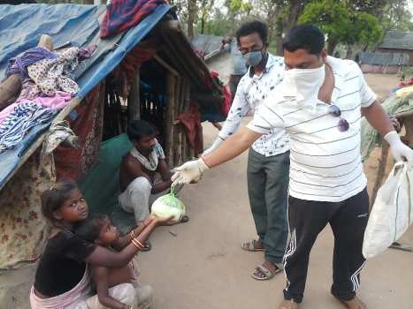 ଗଦାଧରପୁର ରଜ ମହୋତ୍ସବ କମିଟି ପକ୍ଷରୁ ଅସହାୟ ଭିକ୍ଷୁକ ମାନଙ୍କୁ ରନ୍ଧା ଖାଦ୍ୟ ବଣ୍ଟନ