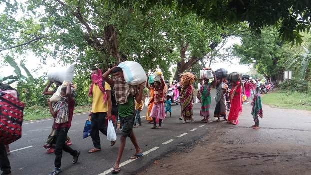 ବ୍ରହ୍ମପୁର ରୁ ବଲାଙ୍ଗୀର ଚାଲି ଚାଲି ଯାଉଛନ୍ତି ଦାଦନ ଶ୍ରମିକ ମାନେ