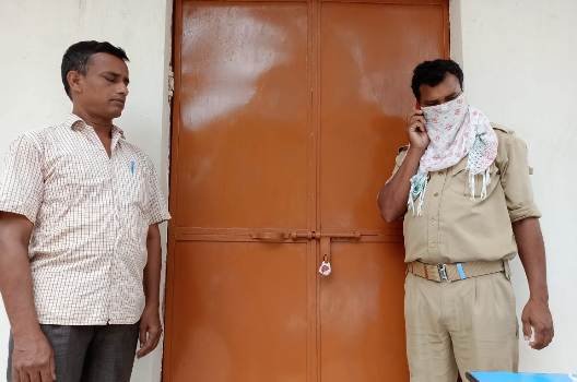 ଲକଡାଉନ ଉଲ୍ଲଙ୍ଘନ ଅଭିଯୋଗ ରେ ଦୁଇ ତେଜରାତି ଦୋକାନ କୁ ସିଲ କଲେ ପୋଲିସ