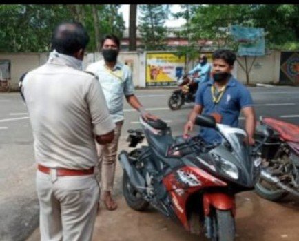 କଟକଣା ସାମାନ୍ୟ କୋହଳ: କନ୍ଧମାଳରେ ଖୋଲିଲା ଦୋକାନ : ହେଲମେଟ ଚେକିଂ କଡା କଲା ପୁଲିସ