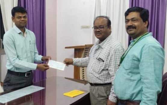 ମୁଖ୍ୟମନ୍ତ୍ରୀ ଙ୍କ ରିଲିଫ ପାଣ୍ଠି କୁ ଚେକ ପ୍ରଦାନ