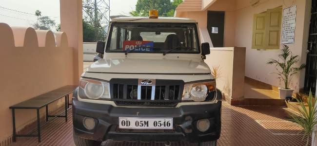 ପୋଲିସ୍ କର୍ମ ଚାରି ଙ୍କୁ ମାଡ ମାରି ଫେରାର