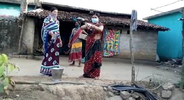 ଘର ଘର ବୁଲି ସଚେତନ କରି ସାବୁନ ବାଣ୍ଟିଲେ ସ୍ୱୟଂ ସହାୟକ ଗୋଷ୍ଠୀ ର ମହିଳା ମାନେ