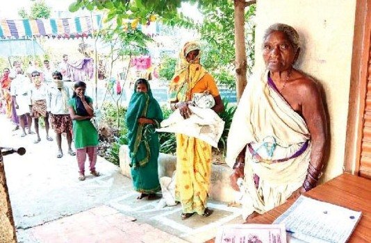 କରୋନାକୁ ମୁକାବିଲା ପାଇଁ ଗଜପତିରେ ଲକ୍ଷାଧିକ ହିତାଧିକାରୀଙ୍କୁ ୩ମାସର ଅଗ୍ରୀମ ରାସନ