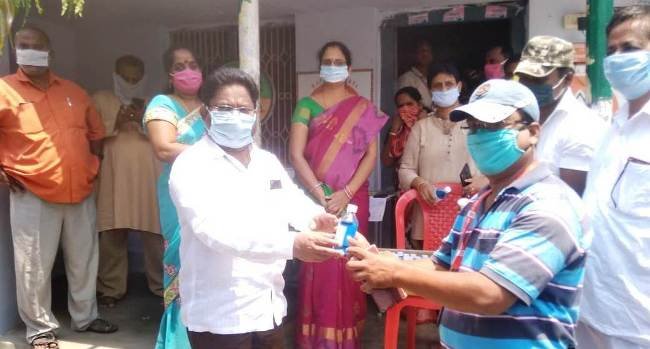 ପାରଳା ବିଧାୟକ ସାମ୍ବାଦିକଙ୍କୁ ସାନିଟାଇଜର୍ ବାଣ୍ଟିଲେ