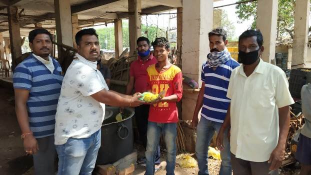 ପରିବା ବ୍ୟବସାୟୀ ସଂଘ ପକ୍ଷରୁ ରନ୍ଧାଖାଦ୍ୟ ବଂଟନ