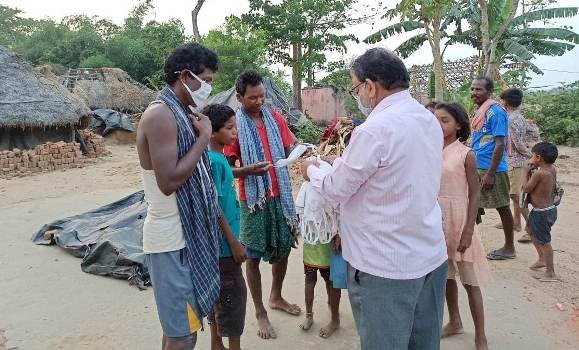ନାଉଗାଁ ବିଜେପି ପକ୍ଷରୁ ମାସ୍କ ବଂଟନ