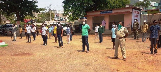 ପାରଳାରେ ଲକ୍‌ଡାଉନ୍ ଉଲଂଘନ ୩୨ ଜଣଙ୍କୁ ପୋଲିସ ଗିରଫ କରି କ୍ୱାରାଣ୍ଟାଇନ୍‌କୁ ପଠାଇଲେ