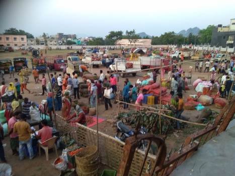 ଅସ୍ଥାୟୀ ବସଷ୍ଟାଣ୍ଡକୁ ସ୍ଥାନାନ୍ତର ହେଲା ହୋଲସେଲ ପରିବା ବଜାର ରହିଲାନି ସାମାଜିକ ଦୂରତ୍ୱ ରକ୍ଷା