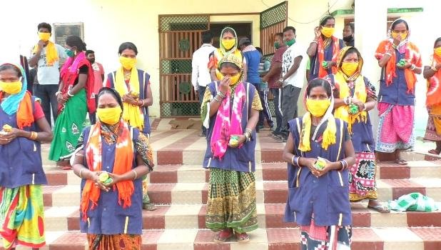 ସଫେଇ କର୍ମଚାରୀଙ୍କୁ ସମ୍ବର୍ଦ୍ଧନା:କର୍ମଚାରୀଙ୍କୁ ମାସ୍କ ଓ ସାନିଟାଇଜର ବାଣ୍ଟିଲେ ଯୁବ ସମାଜସେବୀ