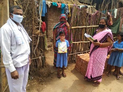 ଶିକ୍ଷକ ଓ ଶିକ୍ଷୟିତ୍ରୀ ଘର ଘର ବୁଲି ବାଣ୍ଟିଲେ ଛାତ୍ରଛାତ୍ରୀଙ୍କ ମାଗଣା ପାଠ୍ୟ ପୁସ୍ତକ