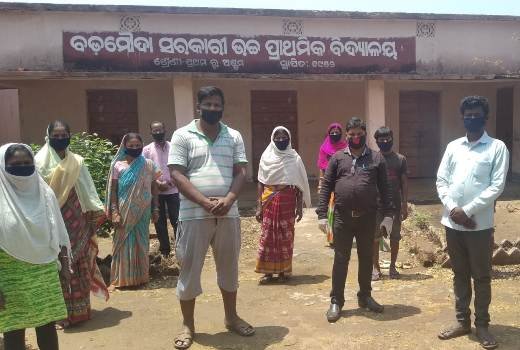 ବଡମୌଦା ସଙ୍ଗରୋଧ ଗୃହରେ ପିଡିତାଙ୍କୁ ରନ୍ଧା ଖାଦ୍ୟ ଓ ମାସ୍କ ବଣ୍ଟନ କଲେ ଓମ୍ ଶାନ୍ତି ସ୍ବୟଂ ସହାୟିକା ଗୋଷ୍ଠୀ