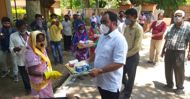 ୬୧ ଜଣ ସଫେଇ କର୍ମଚାରୀ ଙ୍କୁ ସମ୍ମାନିତ କଲେ ମନ୍ତ୍ରୀ ବିକ୍ରମ କେଶରୀ ଆରୁଖ