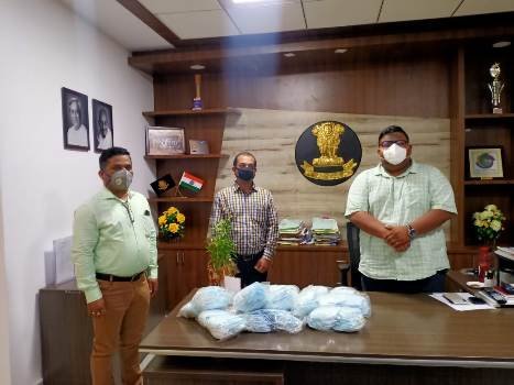 ବ୍ରହ୍ମପୁରର ଏକ୍ସେଟିକ୍ ସାଇନେଜ୍ ସଂସ୍ଥା ପକ୍ଷରୁ ୧ଲକ୍ଷ ଟଙ୍କାର ମାସ୍କ ପ୍ରଦାନ
