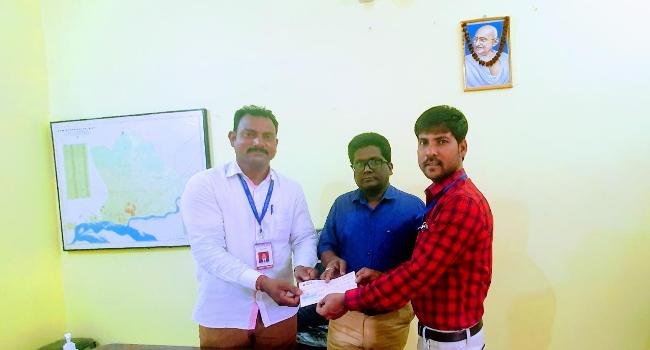ଶେଫାଳୀ ପରିବାର ତରଫରୁ ମୁଖ୍ୟମନ୍ତ୍ରୀ ରିଲିଫ ପାଣ୍ଠି କୁ ୫ହଜାର ଟଙ୍କା ପ୍ରଦାନ