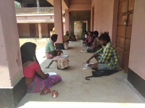 ଅନ୍ନପୂର୍ଣ୍ଣା ସ୍ବୟଂ ସହାୟିକା ଗୋଷ୍ଠୀ ତରଫରୁ ଅସହାୟ ଲୋକଙ୍କୁ ମାଗଣା ରନ୍ଧା ଖାଦ୍ୟ ଏବଂ ମାସ୍କବଣ୍ଟନ