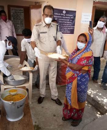 ପୋଲିସ ତରଫରୁ ମାସ୍କ ଓ ୫୦୦ ଲୋକଙ୍କୁ ରନ୍ଧା ଖାଦ୍ୟ ବଣ୍ଟନ