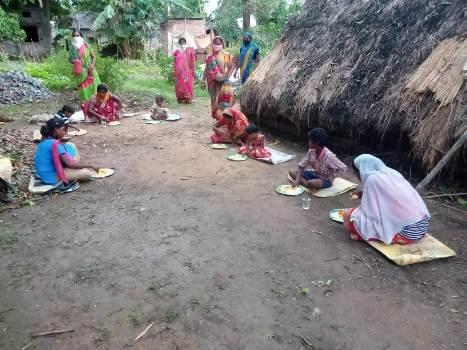 ଆଦିବାସୀ ସାହିରେ ଅସହାୟ ଲୋକଙ୍କୁ ରନ୍ଧାଖାଦ୍ୟ ପ୍ରଦାନ