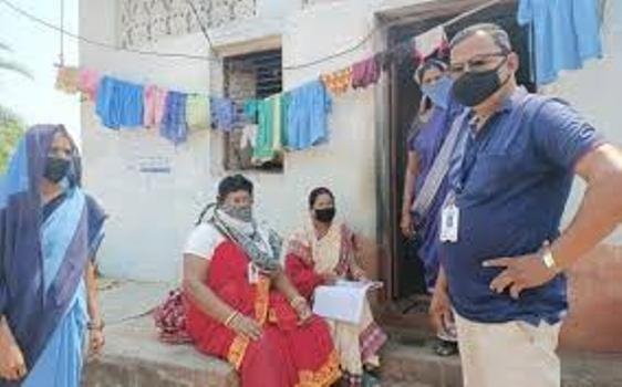 ଘରବାହୁଡାଙ୍କ ପଞ୍ଜୀକରଣ ପାଇଁ ପଞ୍ଚାୟତରେ ଭିଡ, ଘର ଘର ବୁଲୁଛନ୍ତି ଆଶା ଓ ଅଙ୍ଗନୱାଡି କର୍ମୀ