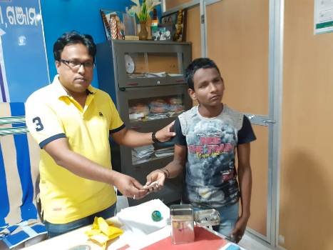 ଅନ୍ୟମାନଙ୍କ ପାଇଁ ଉଦାହରଣ ପାଲଟିଲେ ଦୃଷ୍ଟି ହିନ ଛାତ୍ର