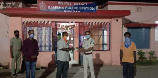 ମୁଖ୍ୟମନ୍ତ୍ରୀ ଙ୍କ ରିଲିଫ ପାଣ୍ଠି କୁ ଆଠହଜାର ସାତଶହ ସାତ ଟଙ୍କା ଦେଲେ ସାତୁଳି ଗ୍ରାମ ବାସିନ୍ଦା