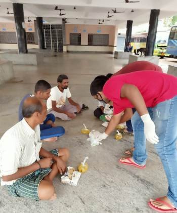 ଲାଲସିଂ ହେଲପିଙ୍ଗ ହ୍ୟାଣ୍ଡ ଗ୍ରୁପ ପକ୍ଷରୁ ଗରିବ ଲୋକଙ୍କୁ ପ୍ରତିଦିନ ରନ୍ଧା ଖାଦ୍ୟ ବଣ୍ଟନ