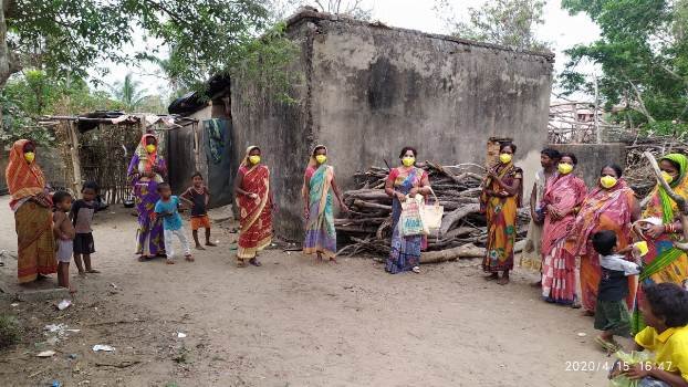 ମଦର ଟି ଆଇ ପକ୍ଷରୁ ମାକ୍ସ ଓ ସାନିଟାଇଜର ବଣ୍ଟନ