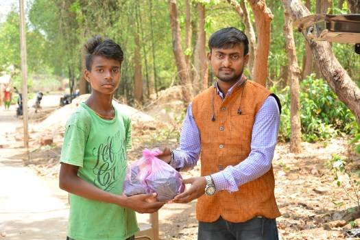 ଶଙ୍ଖଚିଲା ର ନେସନାଲ ହେଲ୍ପ ଫାଉଣ୍ଡେସନ ପକ୍ଷରୁ ଲୋକଙ୍କୁ ଶୁଖିଲା ଖାଦ୍ୟ ବଂଟନ