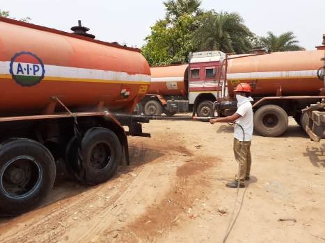 ଟ୍ରକକୁ ସାନିଟାଇଜର ଓ ଡ୍ରାଇଭର, ହେଲପର ଙ୍କୁ ମେଡିକାଲ ପରୀକ୍ଷା ସହ ଖାଇବାକୁ ଦେଉଛି ଗ୍ରାସୀମ ଇଣ୍ଡୋଷ୍ଟିଜ