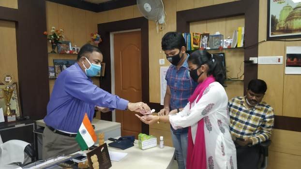 ନିଜ ପକେଟ ମନିକୁ ଦାନ କଲେ ଭାଇ ଭଉଣୀ