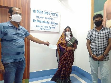 କରୋନା ପାଇଁ ସହାୟତାର ହାତ ବଢାଇଲେ ଶହୀଦଙ୍କ ପତ୍ନୀ