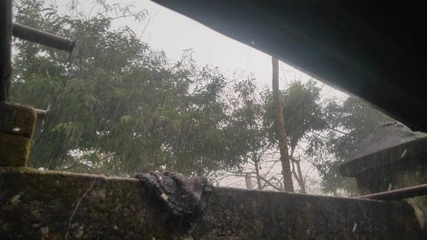 ଅଦିନିଆ ବର୍ଷା ପବନ କୁଆ ପଥର ମାଡ଼