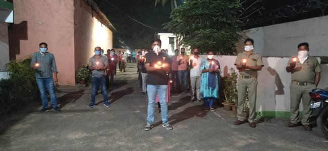 ୯ ମିନେଟ ଦୀପ ଜାଳି ପାର୍ଥନା କରିଥିଲେ ମୋହନା ବାସି