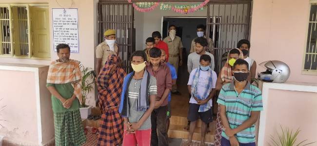 ପୋଲିସ ଉପରକୁ ଆକ୍ରମଣ ଓ ୩ ଶହ ଲିଟର ମଦ ଜବତ, ୫ ହଜାର ଲିଟର ପୋଚ ନଷ୍ଟ, ୨୭ ଗିରଫ